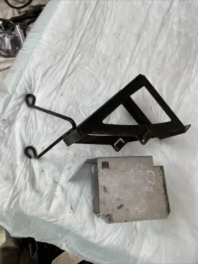 515175643 Ski-doo 515175718 2003 Zx 380 Battery Support And Deflector 257