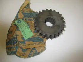 878-17693-20-00 Yamaha Nos 1970s Snowmobile Chain Drive 3 Row Sprockett-part 878-17693-20